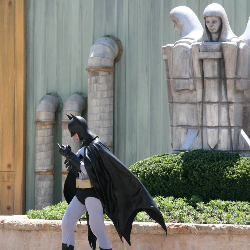 Carrie Kelly's Robin Debuts in Gritty Batman: Caped Crusader Season 2