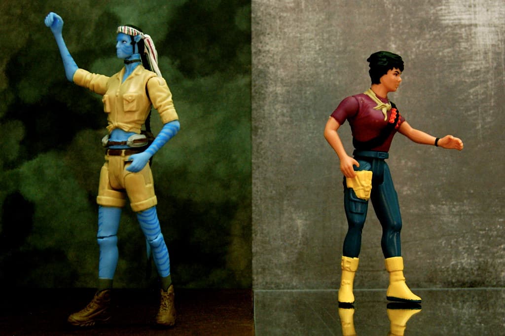 1/6th scale Hot Toys Ellen Ripley figure in combat gear, holding a pulse rifle, with a Xenomorph egg and diorama base.