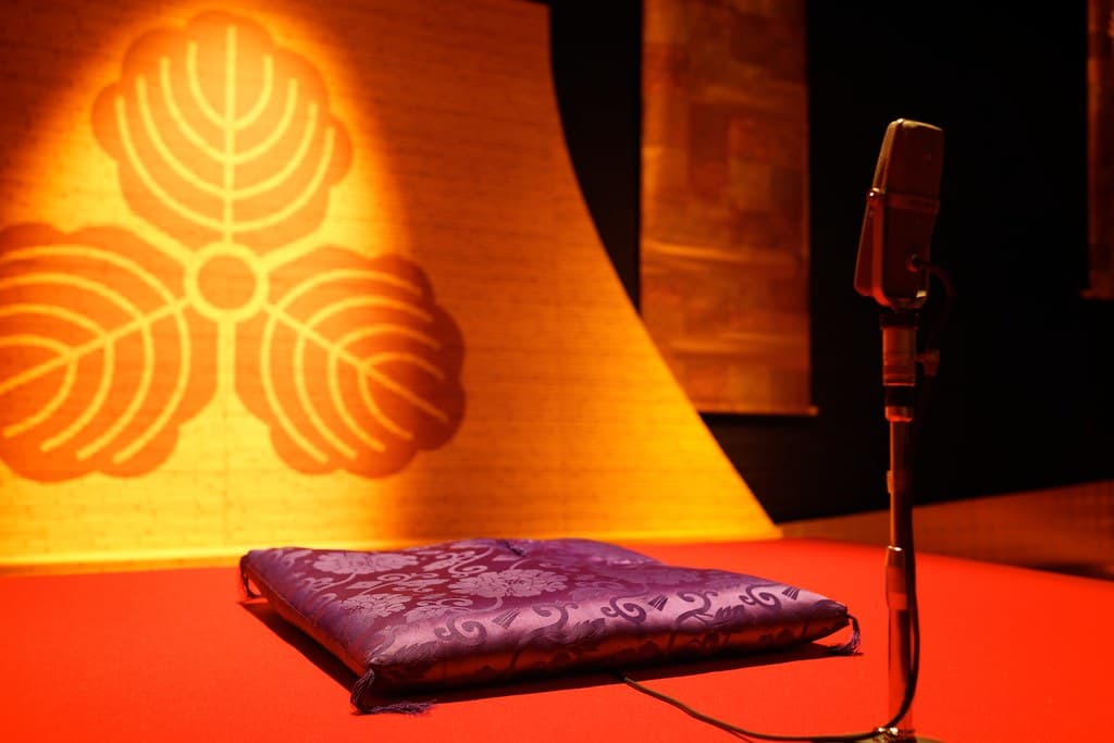 Cover art for Akane-banashi manga featuring protagonist Akane performing rakugo