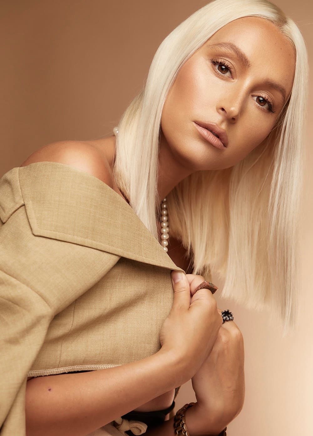 FJØRA Reveals How Seashells and Her Own Voice Score 'You're Killing Me'